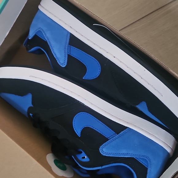 Nike Black and Blue Sneakers Size 11 Mens Shoes - Picture 6 of 6